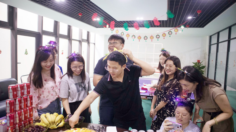 八月集體生日會 | 與久違的祝?；馃嵯嘧?  src="/uploads/allimg/210903/1-210Z3141000F3.jpg" /></p>
<p>“云天收夏色，木葉動秋聲?！绷⑶镫m已過，仲夏的熱情卻并未減退半分。8月11日，在這驕陽似火、蟬聲陣陣的日子里，寶開在企業(yè)總部活動室舉辦新一期集體生日會，為8-9月生日的伙伴慶生。</p>
<p><img alt=