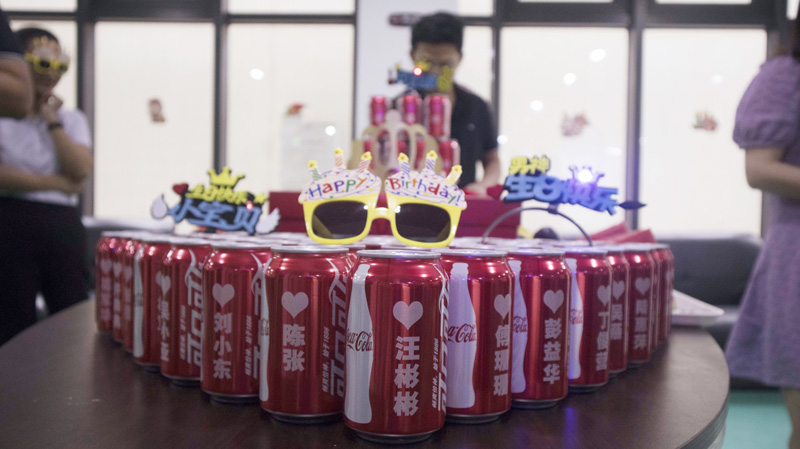 八月集體生日會 | 與久違的祝?；馃嵯嘧?  src="/uploads/allimg/210903/1-210Z3141I4337.jpg" /></p>
<p>此次集體生日會，是今年疫情以來寶開舉辦的第一場生日會。雖是寶開企業(yè)文化建設的常規(guī)活動，由寶開工會和人事行政部組成的籌備組也希望帶來一些不一樣的“新意”和“心意”，此次特別為所有寶開成員定制了專屬可樂。</p>
<p><img alt=